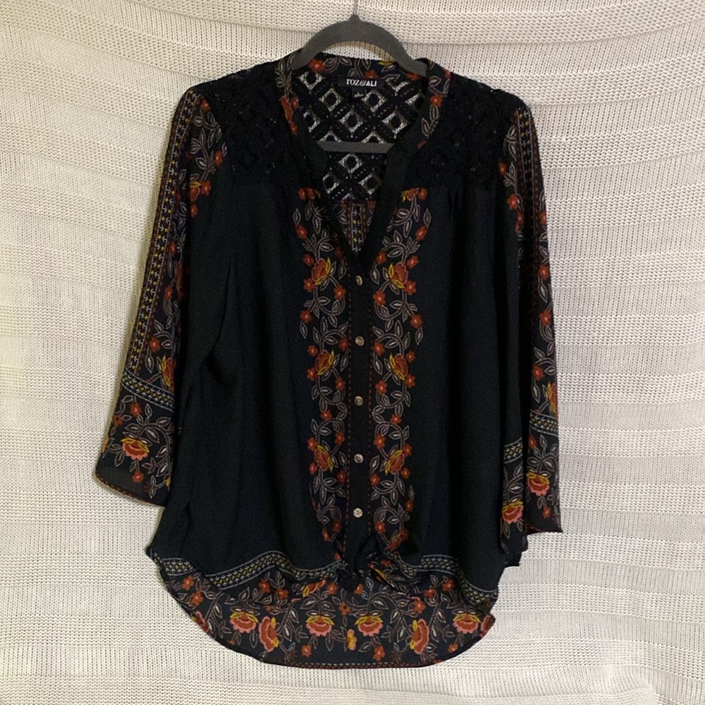 Roz & Ali  Large Beautiful Top has so many cool details- hi-lo split on sides